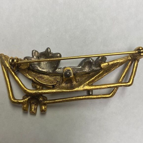 Danecraft vintage cat in hammock 2 toned brooch pin - Picture 6 of 7
